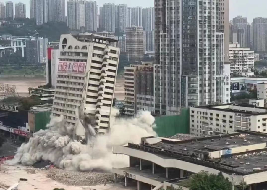 市经济信息委推动工业雷管数智赋能 菜园坝火车站标志性建筑爆破拆除
