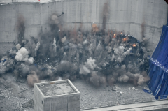【易普力公司】向家坝水电站右岸下游横向围堰拆除首爆成功
